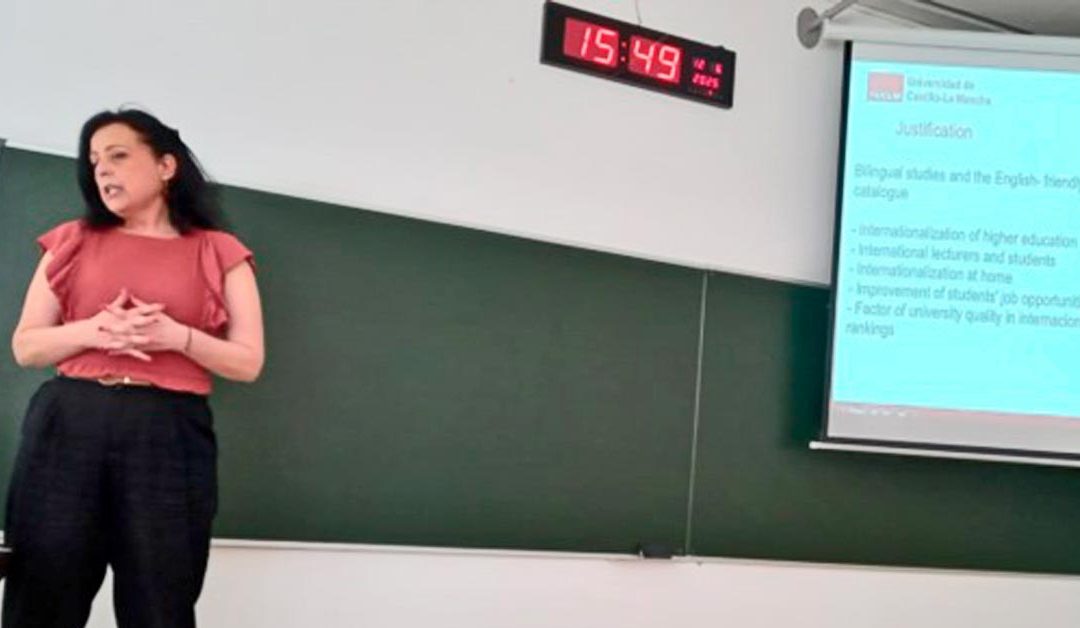 Esther Nieto presenta los avances del proyecto ICLHE-UCLM en la VI Jornada de Innovación Docente